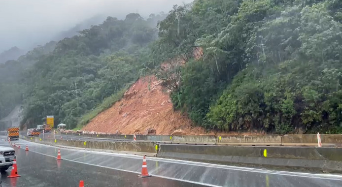 Chuva atrasa restauração da pista na BR-376, bloqueada há mais de uma semana