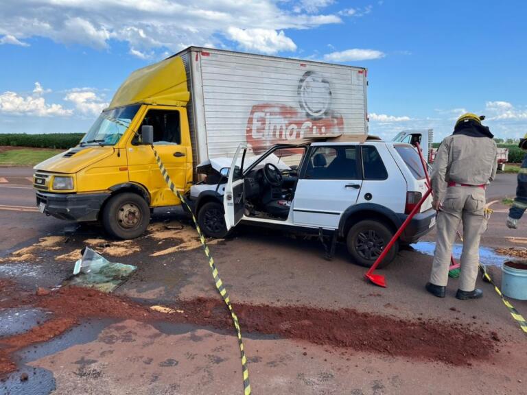 Jovem resulta com ferimentos após colisão entre carro e caminhão