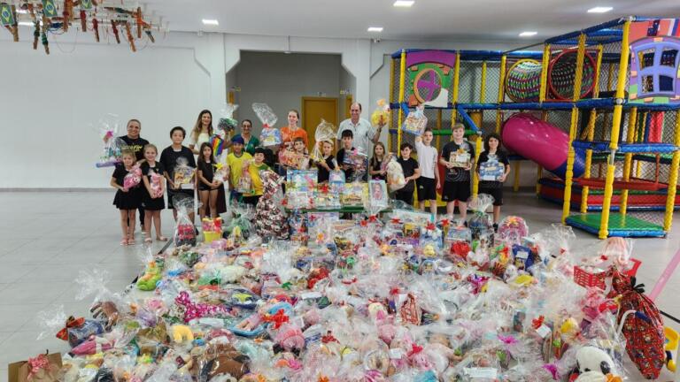 Centenas de brinquedos são repassados na 13ª edição do Natal Solidário do Martin Luther