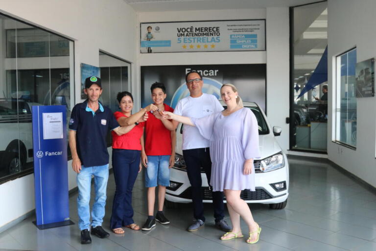 Moradora de Cerro da Lola recebe carro da campanha “Um ano inteiro de prêmios”