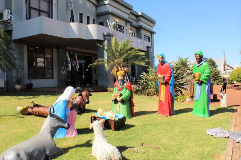 Decoração natalina começa a tomar forma em Mercedes