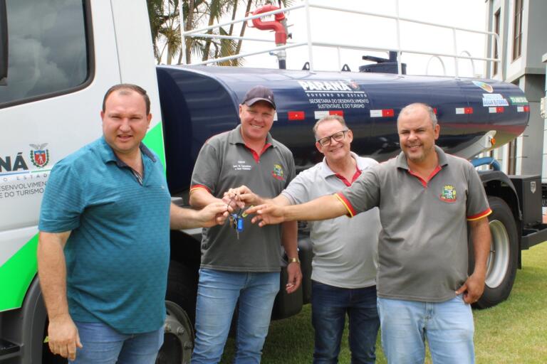 Mercedes recebe novo caminhão pipa