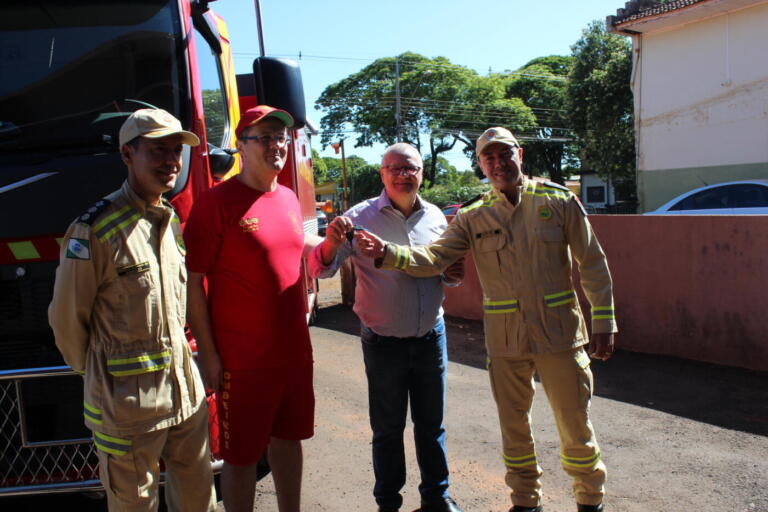 Corpo de Bombeiros de Marechal Rondon recebe caminhão e caminhonete