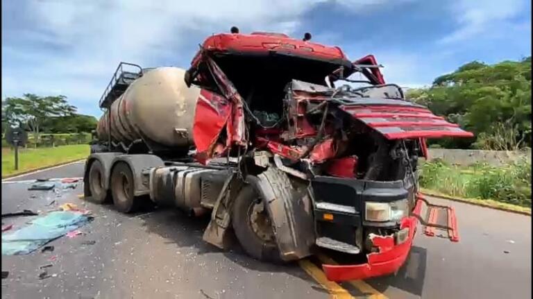 Caminhão fica destruído em acidente na BR-163 entre Guaíra e Mundo Novo