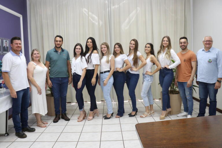 Candidatas a miss são apresentadas ao prefeito e vice de Pato Bragado