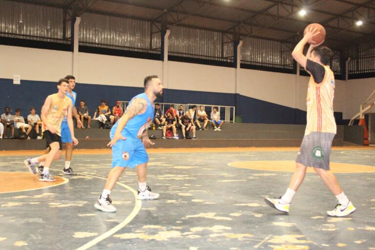 Los Angelos Lakers e Brooklyn Nets vencem na abertura do Municipal de Basquete