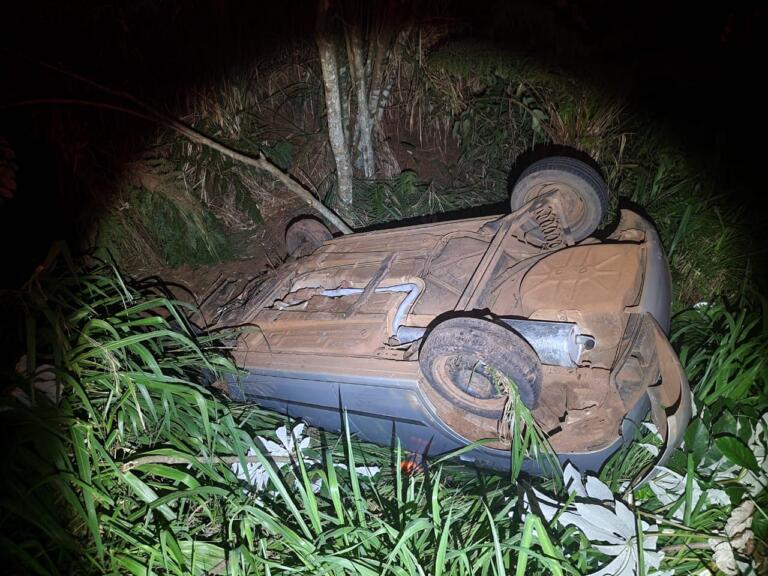 Acidente deixa dois jovens gravemente feridos; carro era conduzido por adolescente de 15 anos