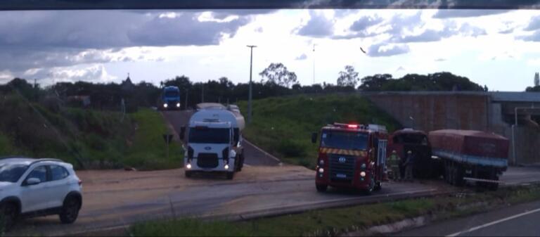 Grave acidente envolvendo duas carretas é registrado na BR-163 entre Marechal Rondon/Toledo