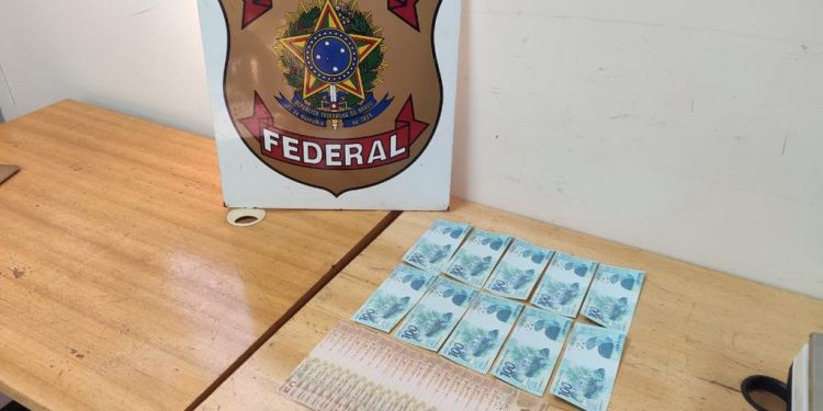 Polícia Federal prende uma pessoa com dezenas de cédulas falsas em Medianeira