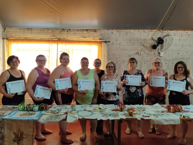Secretaria de Assistência Social entrega certificados do Curso de Artesanato Bordado a Mão Livre