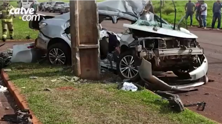 Batida de veículo contra poste deixa homem morto e duas pessoas feridas em Toledo