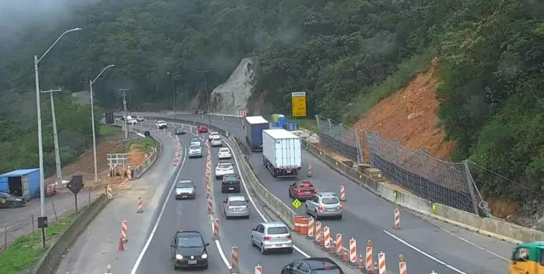 Barreira é instalada em trecho da BR-376 onde houve deslizamento de terra em Guaratuba