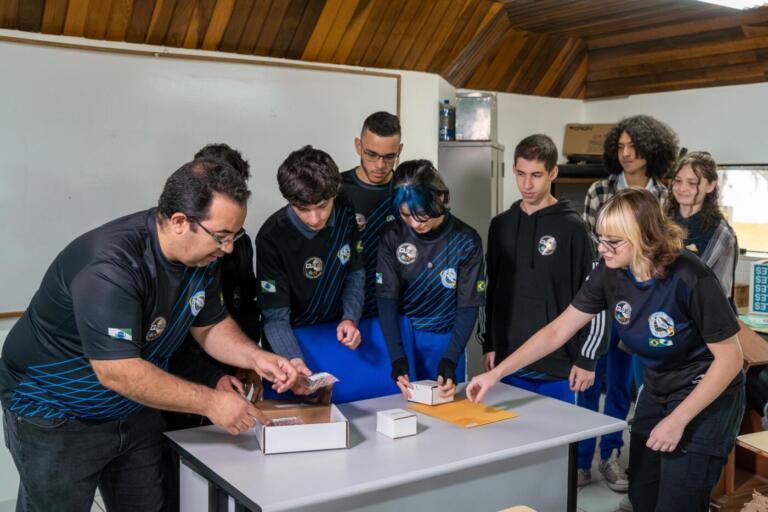 Em parceria com a Nasa, alunos do Paraná programam dispositivos que serão enviados à Lua
