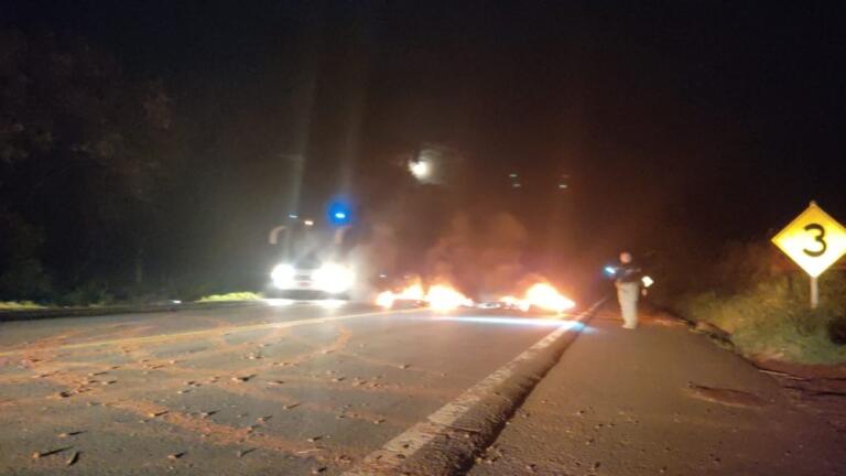 Manifestantes jogam óleo na BR-163 e ateiam fogo em pneus