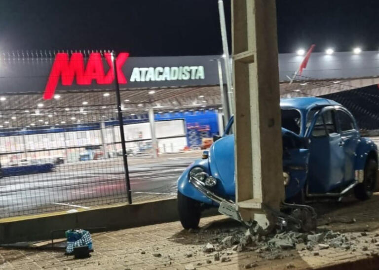 Acidente é registrado em frente ao Max Atacadista; Fusca tem frente destruída e poste acaba danificado