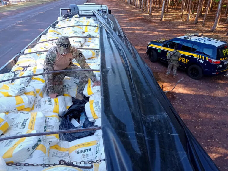 PRF apreende 2,3 mil quilos de maconha escondidos em meio à carga de farinha