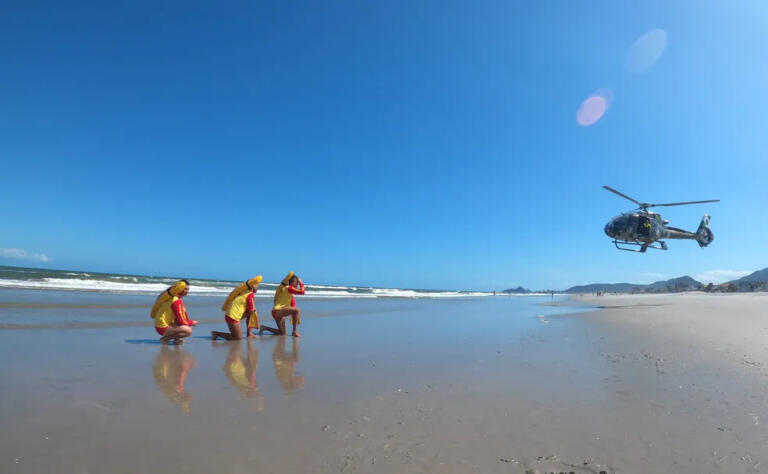 Bombeiros resgatam corpo de homem no mar em Guaratuba
