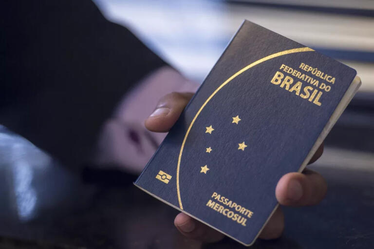 Fila para emissão de passaporte tem 10 mil pessoas no Paraná; 1,2 mil no Oeste