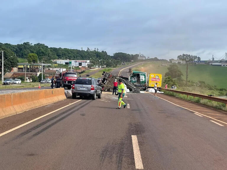 Carreta bate em outros sete veículos após PRF bloquear pista da BR-369 para retirada de cavalo
