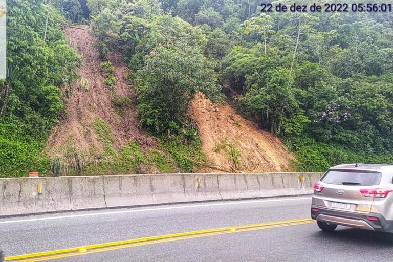 Após novas chuvas, BR-277 volta a ter pista simples; liberação no km 39 pode ocorrer nesta quinta-feira