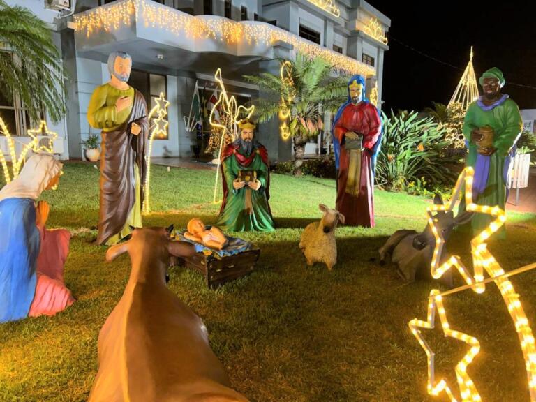 Decoração natalina é acesa em Mercedes