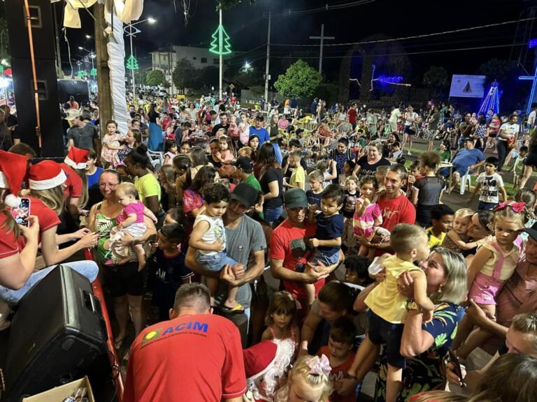 Centenas de pessoas participam da Noite Alusiva ao Comércio em Mercedes