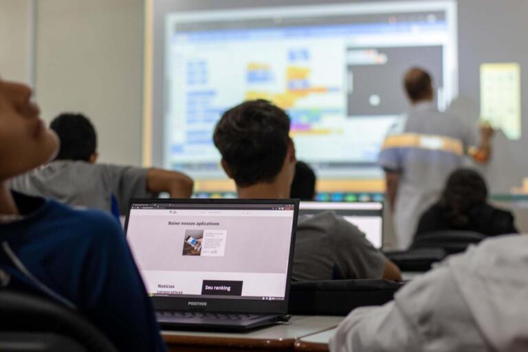 Games, aulas de inglês e robótica: Estado investe cada vez mais em tecnologia para os estudantes