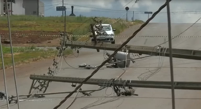 Adolescente de 16 anos perde controle de veículo e derruba quatro postes em Cascavel