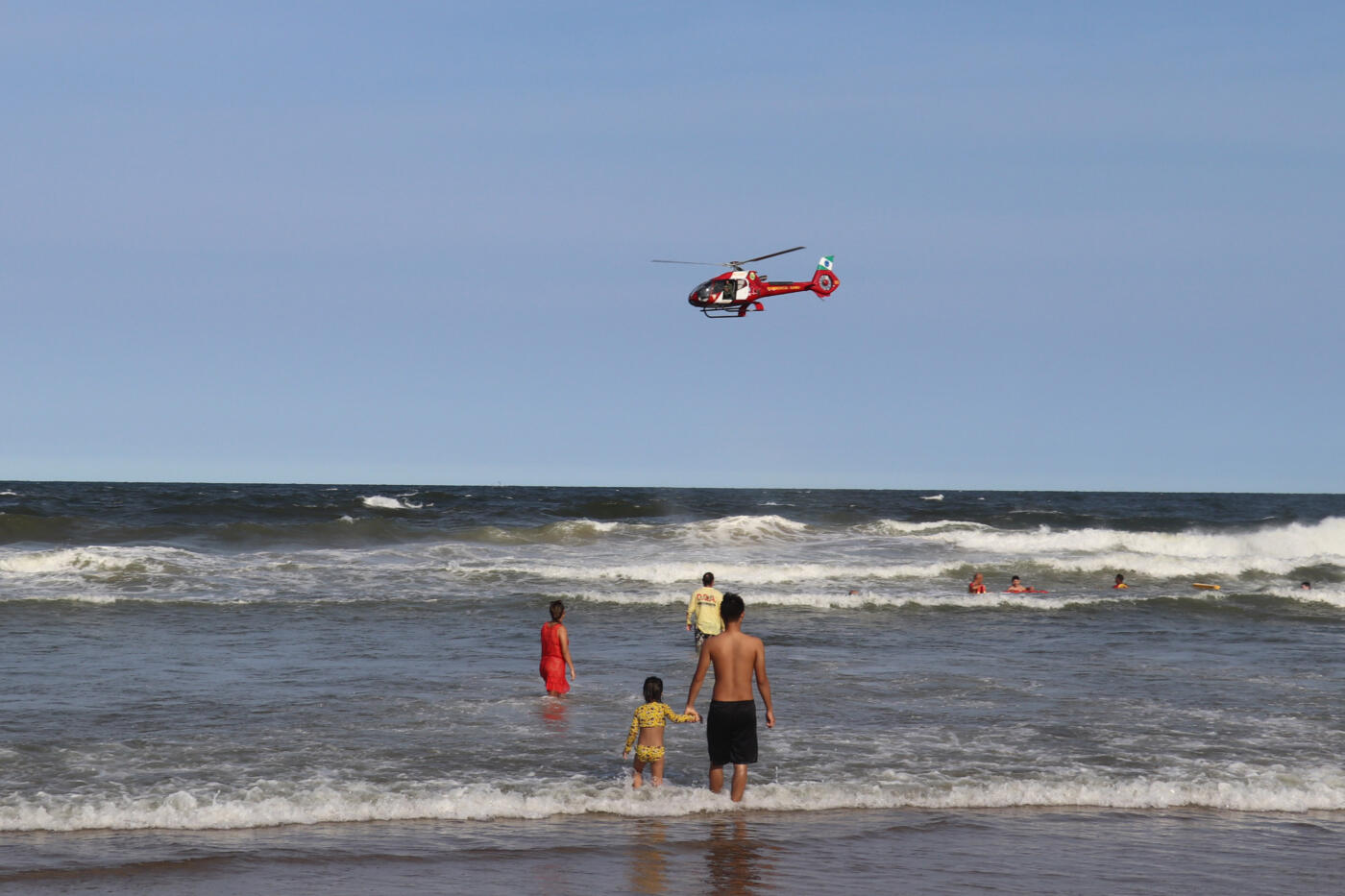 Jovem de 18 anos desaparece após se afogar em Matinhos; bombeiros fazem  buscas, Paraná
