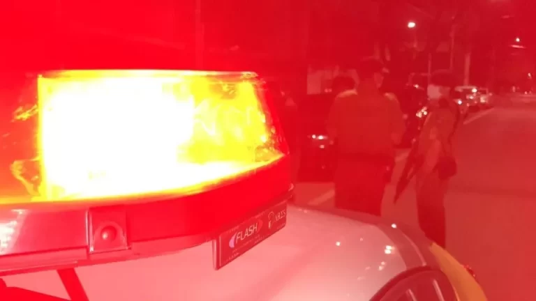 Homem é morto e mulher é acorrentada em cadeira em Toledo