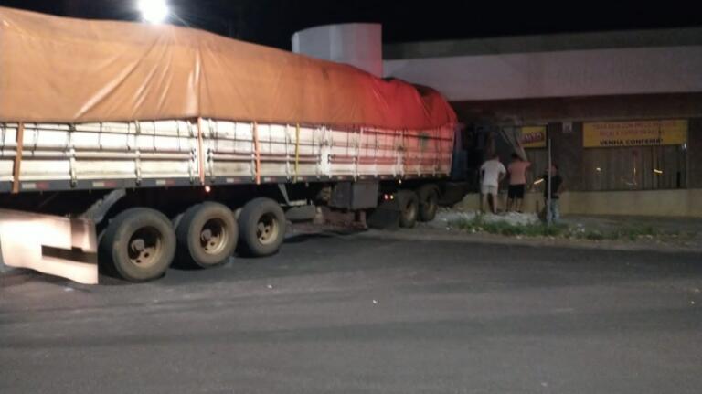 Carreta sem motorista invade loja em Guaíra