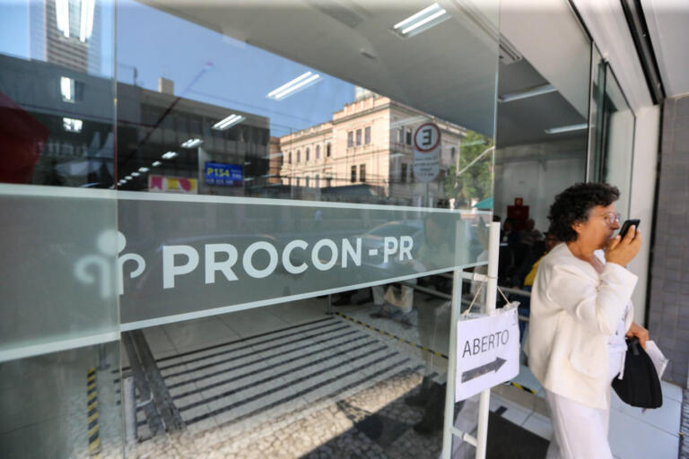 Procon-PR alerta para golpes envolvendo repasses do governo federal a famílias