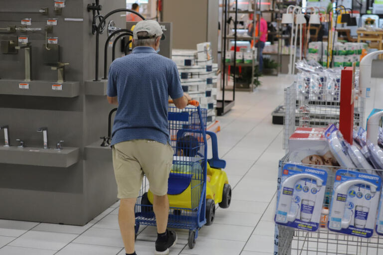 Índice de intenção de consumo cai 1,6% no Paraná