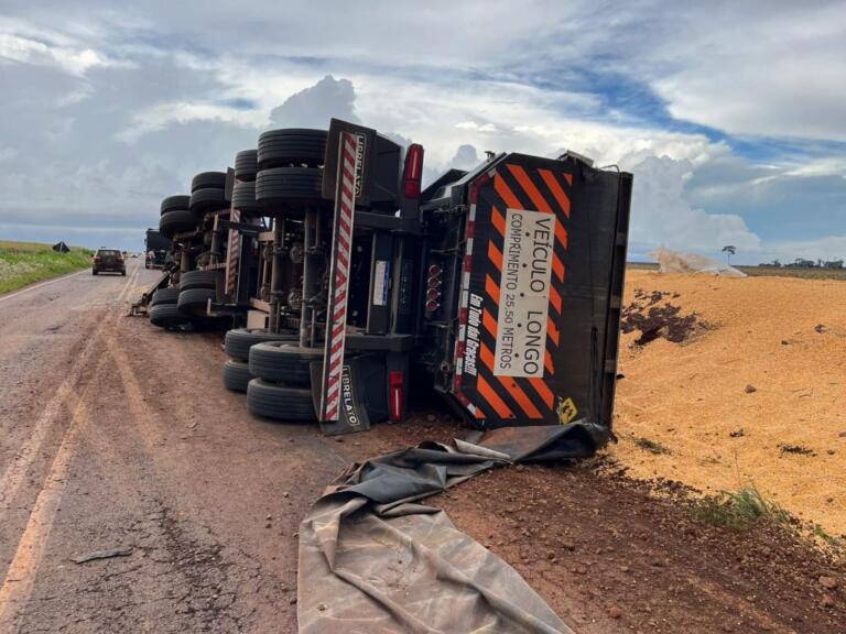 Carreta carregada com milho tomba em Nova Santa Rosa