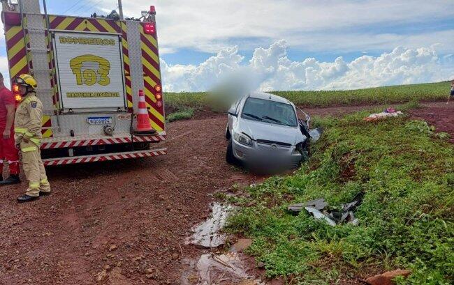 Acidente envolvendo três veículos e uma carreta deixa duas duas pessoas feridas