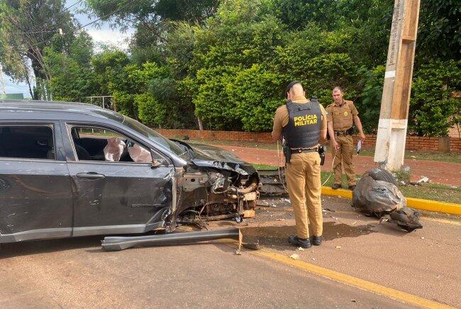 Condutora perde controle da direção e veículo colide em dois postes