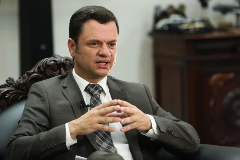 Anderson Torres é preso pela Polícia Federal após chegar a Brasília