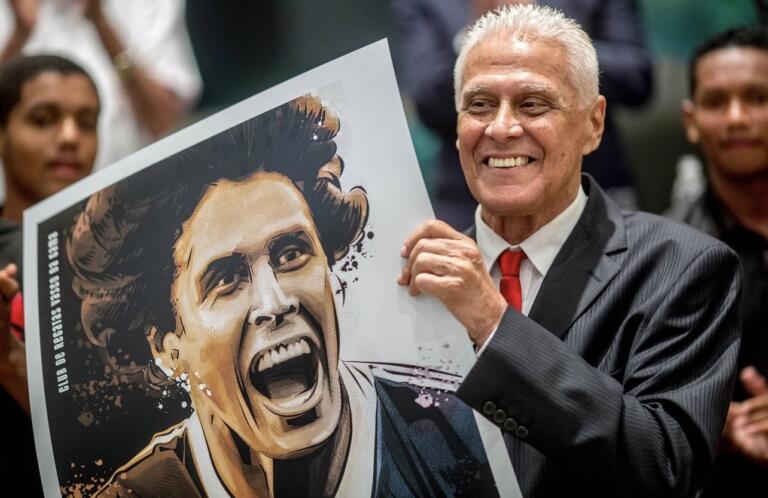 Morre Roberto Dinamite aos 68 anos