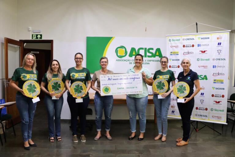 Acisa entrega R$ 6 mil em vales-compras a sorteados de campanha em Santa Helena