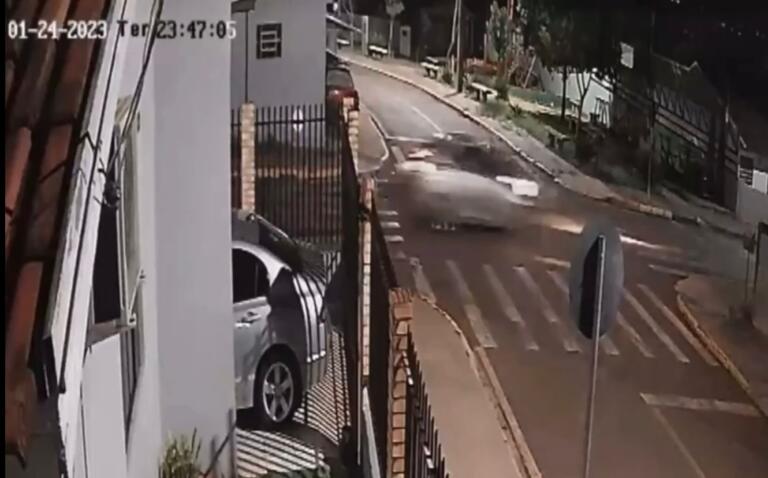 Jovem morre uma quadra antes de chegar em casa após ser atingida por carro em alta velocidade; veja o vídeo