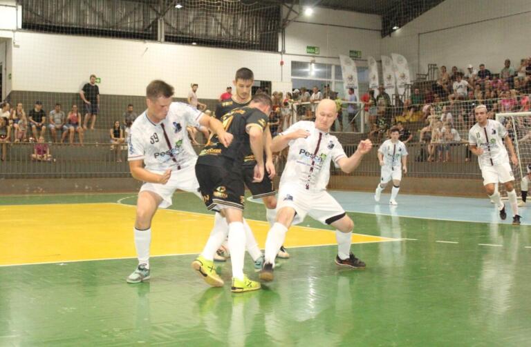 Renove Tintas/Grasel e Pesca Esportiva/Du Gabi vencem na abertura do Municipal; fotos