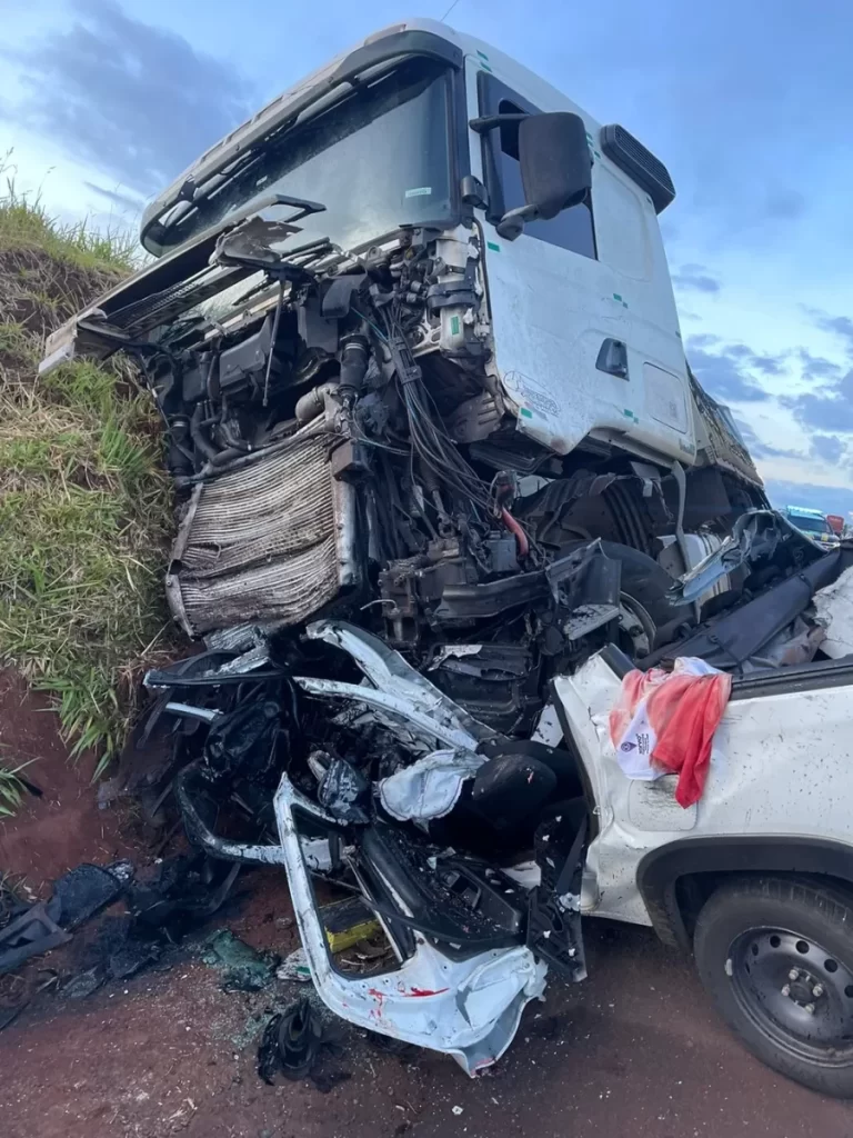 Duas pessoas morrem após carro ser atingido na traseira por outro, invadir pista contrária e bater de frente com carreta