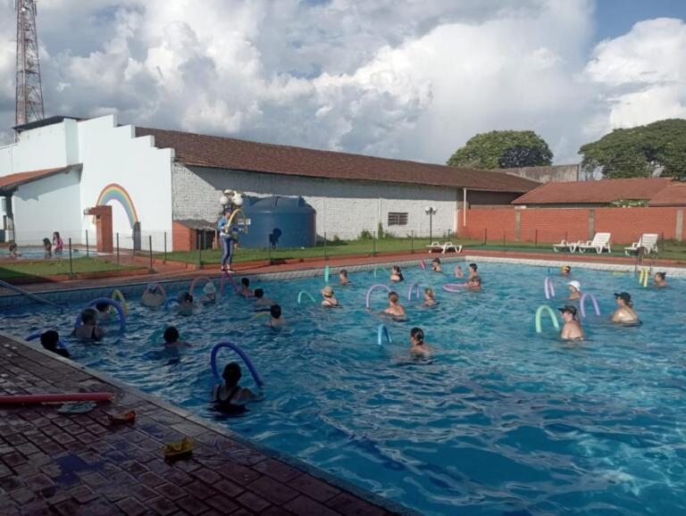 Prefeitura de Entre Rios do Oeste oferta aulas gratuitas de hidroginástica aos munícipes