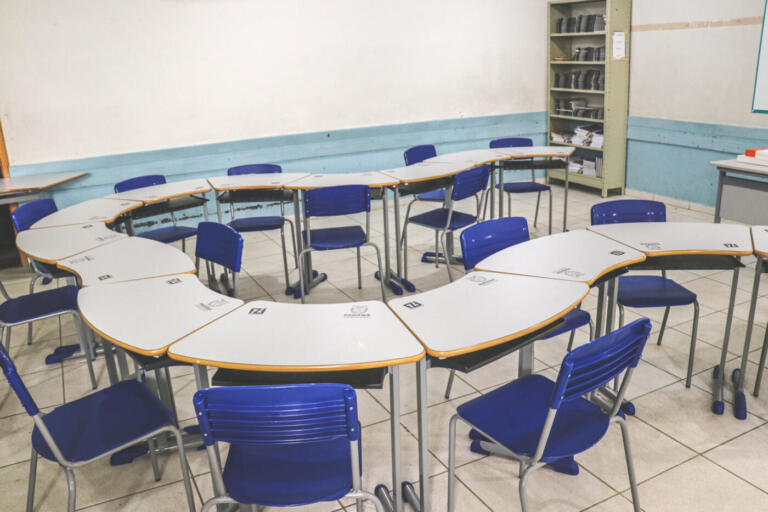 Estado inicia entrega de 112 mil novas carteiras aos colégios estaduais, algumas com formato inédito