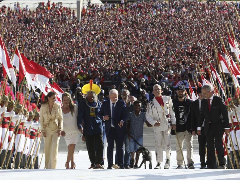Lula sobe a rampa do Planalto e recebe faixa presidencial