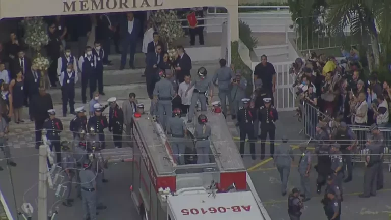 Corpo de Pelé é sepultado em cemitério vertical na cidade de Santos