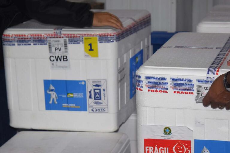 Paraná inicia semana com distribuição de 204,3 mil vacinas contra a Covid-19