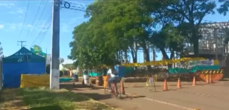 Bolsonaristas mantêm acampamento em frente ao quartel de Cascavel mesmo após ordem de desmobilização do STF