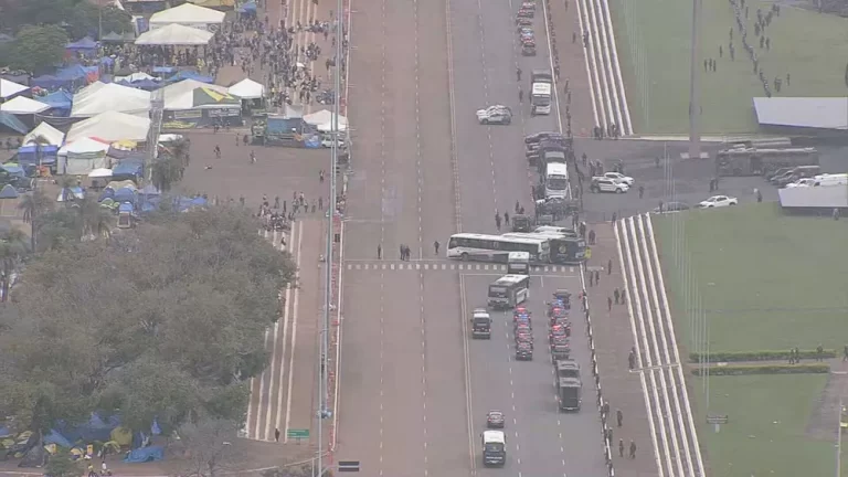 Bolsonaristas são retirados de acampamento no QG do Exército e levados à PF