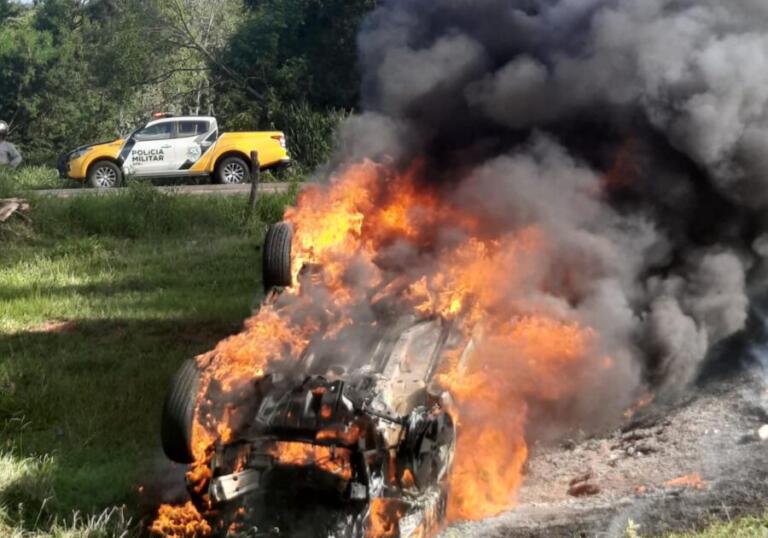 Carro pega fogo após capotar com quatro pessoas em Palotina